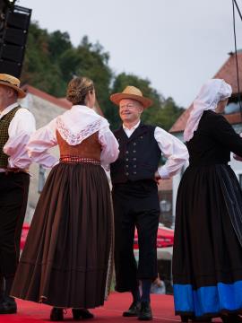 S soncem obsijan drugi festivalski dan 50. Dnevov narodnih noš in oblačilne dediščine v Kamniku (94)